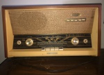 Rádio de mesa antigo da marca Philips das décadas de 1950 e 1960.