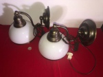 Luminárias de parede vintage com cúpula feito de vidro leitoso e base feita de latão .