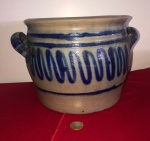 Pote de grês original da alemã, da região de Westerwald feito de cerâmica do tipo grês com esmalte de sal pintado à mão com dimensões de 25 cm x 20 cm.