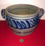 Pote de grês original da alemã, da região de Westerwald feito de cerâmica do tipo grês com esmalte de sal pintado à mão com dimensões de 22 cm x 17 cm.