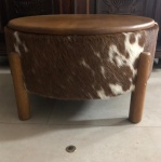 Mesa de centro feito de couro legítimo com pelo bovino com pés e tampa em madeira.