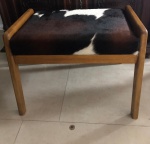 Sofá médio  feito de couro legítimo com pelo de bovino com estrutura em madeira