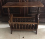 Mesa revisteiro no estilo vintage  feita de madeira maciça vindo da Holanda .