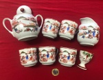 Conjunto de chá feito de porcelana japonesa pintado à mão feito entre as décadas de 1920 e 1950 .  Obs: uma das xícaras está com um quebradinho e a tampa do açucareiro também.