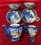 Conjunto de chá de porcelana japonesa no estilo Moriage com temática de Dragão produzidos entre as décadas de 1930 a 1950. Obs um dos pratinho está com um pequeno quebrado e bule está sem tampa.