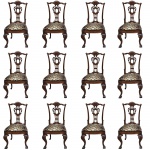 Magnífico conjunto de 12 cadeiras de madeira, de encosto vazado e entalhado, estilo Chippendale (Roc
