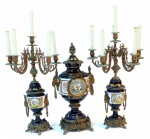 SÉVRES MONUMENTAL E GRANDIOSO GARNITURE EM PORCELANA FRANCESA EM BRONZE ORMOLU RICAMENTE TRABALHADO