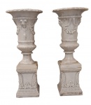 Par Vasos em pó de mármore ricamente decorado com figuras de guirlandas, florais e rostos Femininos nos dois lados e com base quadrada ricamente lapidada. Medidas Total:  Allt. 190 X 80 cm.