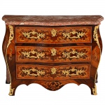 Belíssima cômoda francesa Régence construída em madeiras nobres europeias. Caixa retangular em movimento "bombée", apresentando três gavetões à frente. Linda e elaborada "marqueterie" em composições floridas de tonalidade clara. Ferragens em bronze ormolu modelado em volutas. Tampo em mármore "rosée" rajado. Séc. XVIII / XIX. Med. 88 x 124 x 59 cm