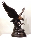 Escultura em Peti-Bronze patinado representando "Águia". Medidas: 70 X 66 X 43 cm.