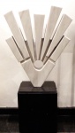 Bruno Giorgi (Brasileiro  1905 - 1993) - Grande Escultura em mármore Carrara,  denominada "Arrebol" com base em granito, Assi. B.G  Medidas Total:  Alt. 100 X 52 cm  Escult. Alt. 65 x 52 x 09.5 cm.  (Escultura não possui certificado de autenticidade)