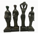 Esculturas em bronze patinado representando, "As quatro estações"  apoiadas sobre base de mármore. Medidas: Alt. da maior: 125 x altura menor: 107 cm  medidas da base: 10 x 30 x 30 cm.  Apresenta assinatura Alfredo Ceschiatti e  Selo da Fundição "Zani"  (Esculturas não possui certificados de autenticidades)