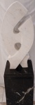 BRUNO GIORGI - Belíssima escultura em Mármore Carrara denominada,  "LABAREDA" escultura apresenta assinatura, base em granito Black. Medidas: Alt. com base 128.5  só escultura: Alt. 74 x L. 35 X P. 18 cm. (Escultura não possui certificado de autenticidade)