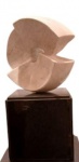 Escultura em mármore carrara denominado "Catavento", base em granito, peça assinada, BG. Medidas Total: Alt. 62 X 26 X 26 cm, só a escult. Alt. 31 X 31 X 16 cm. (Escultura não possui certificado de autenticidade)