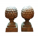 Par pinhas em ferro fundido com trabalho em alto relevo. Medidas: 57 x 26 x 26 cm.