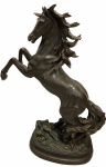 Escultura em Petit bronze representando "Cavalo". Med. 65 X 50 cm.