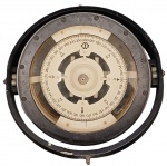 COLECIONISMO - Antiga Bússola Náutica Americana em metal com agua interna e caixa em madeira da Segunda guerra Mundial, no estado. Med caixa 22 X 30 X 32 cm.