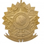 Brasão da República em ferro fundido, com inscrição em auto relevo.  Medidas: Alt. 52 x 46 cm.