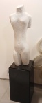 BRUNO GIORGI - (Brasileira 1905 - 1993) - Escultura em mármore Carrara, Ass. B.Giorgi                "Torso Feminino"   Medidas: Alt. só esc.  87 x 34 x 21 cm. Total: 144 x 32 x 32 cm.          (Escultura não possui o certificado de autenticidade)