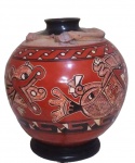 Vaso bojudo peruano modelado em barro com pinturas, parte superior apresenta figuras de cobra, tartaruga e rã.   Medidas:  Alt. com base  41 sem 40 cm. x circunferência 120 cm
