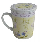 Caneca em porcelana inglesa para chá, pintada a mão com coador e tampa decorada com figuras de flores e ervas. Medidas: 11 x 10 cm.
