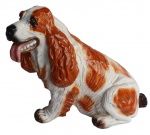 Grande cachorro em faiança esmaltado representando, "Cocker Spaniel" inglês. Medidas: Alt. 48 x C. 62 cm