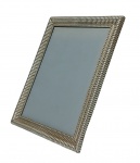 Um porta retrato em metal cromado. Medidas: 34 x 28 cm