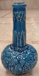 Vaso de cerâmica vitrificada cor azul turquesa e decorada com flores. Medidas Alt. 32 x 19 cm