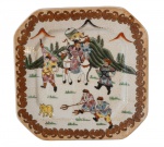 Prato em porcelana chinesa craquelé com cantos chanfrados , decorado com cenas de caça em policromia, borda com símbolos sobre faixa salmão. Assinado no fundo.  Medidas: Alt. 02.5 x 19 x 19 cm.