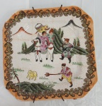 Prato em porcelana chinesa craquelé com cantos chanfrados , decorado com cenas de caça em policromia, borda com símbolos sobre faixa salmão. Assinado no fundo.  Medidas: Alt. 02 x 16 x 16 cm.