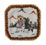 Prato em porcelana chinesa craquelé com cantos chanfrados , decorado com cenas de caça em policromia, borda com símbolos sobre faixa salmão. Assinado no fundo.  Medidas: Alt. 01.5 x 14 x 14 cm