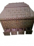 Antigo - Bau em madeira, com revestimento em placas de metal, trabalhos em alto relevo, com quatro gavetas na parte inferior, a tampa está sem dobradiças.  Medidas: Alt. 60 x C. 66 x L. 40 cm