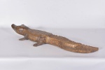 Escultura representando, Crocodilo entalhado a mão em madeira nobre. Medidas: 11 x 90 x 29 cm.