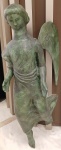 Linda - Escultura em bronze patinado representando "Anjo" (Similar da catedral de Brasília) Assinada; CESCHIATTI e com selo da fundição Zani. Medidas: Alt. 105 X 30 X 52 cm. (Escultura não possui certificado de autenticidade)