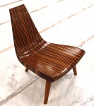 Móvel Design no estilo contemporâneo ao gosto: Joaquim Tenreiro -  Belíssima "Cadeira Três Pés"  em madeira jacarandá listrada.  Medidas:  A. 77 x L. 60 X C. 70 cm.