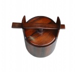 Design no estilo contemporâneo: JEAN GILLON - Lindo e raro balde de gelo, construído em madeira jacarandá maciço com parte interna em alumínio. Medidas: Alt. 27 x 29 x 21 cm.