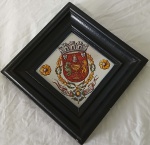 Azulejo decorativo moldurado com o brasão de armas da cidade de Coimbra,  Portugal. Apresenta descrição no verso, (Faiança Battistini) de  Maria de Portugal.  FB. Medidas com mold.: 24 x 24 cm só azulejo 15 x 15 cm