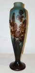 ÉMILE GALLÉ (FRANÇA, Circa 1900). - Belíssimo vaso em pasta de vidro nas cores marrom, ocre, azul e bege, decorado com flores e folhagens em relevo. Vaso assinada no bojo "Gallé"  Medidas: 19,5 x 5,5 cm.