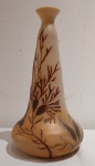 LEGRAS - Vaso em pasta de vidro francês no estilo Art Nouveau nas cores bege, laranja e ocre, decorado com frutos, folhas e ramagens em relevo. Vaso assinada no bojo. Medidas: 26 x 15 cm.