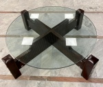 Móvel Design no estilo contemporâneo:                                                                                          "Mesa Presidente" de centro, estrutura em madeira jacarandá com tampo de vidro.  Medidas:  Alt. 40 x 140 cm.