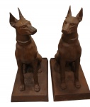 Escultura em ferro fundido, representando Par de cachorros da raça, "Dobermann"  Medidas:  Alt. 89 x 34 x 42 cm.