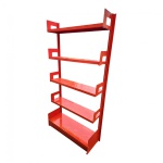 Estante em metal patinado de vermelho com cinco prateleiras laterais com proteção. Apresenta marcas de uso. Medidas: Altura 183 x 25 x 90 cm.