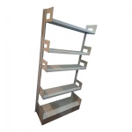 Estante em metal patinado de cinza com cinco prateleiras laterais com proteção. Apresenta marcas de uso. Medidas: Altura 183 x 25 x 90 cm.