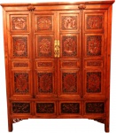 Belíssimo Armário em madeira nobre chinês, apresentando quatro portas frontal com entalhes em alto relevos em reservas representando personagens. Interior apresenta 04  Gavetas, 03  Prateleiras e um avental de caixa para armazenamento oculto.  Séc. XIX.                                                                                                              Medidas:  Alt. 184 cm.  x  Larg. 153 cm.                                                                                                      (Um dos pés precisa de restauro)