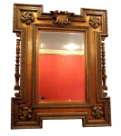 Grande - Espelho de parede retangular, bizotado estilo Inglês, moldura,                                                              com ornamentações representando por, 04 florões e monograma. Séc. XX.                                                                                         Medidas:   Alt. 158 cm. x Larg. 126 cm.