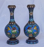 Par de vasos chineses com gargalos longo, corpo bojudos, coberto por esmaltes "Cloisonné"  decorados por, pássaros e flores. Séc.XIX / XX  Medidas: Alt. 24 x 10 cm