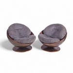 Móvel designe no estilo contemporâneo - Par de Poltronas Esfera com base moldada em fibra de vidro e resina de poliéster na cor marrom, estofamento em tecido cinza com detalhes alto relevo florais. Medidas: Altura  83 x D 96 cm.