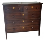 Belíssima cômoda no estilo Dna. Maria construída em madeira jacarandá Baiano com 2 gavetões superior, 03 gavetões inferior, entradas de chave em osso.Medidas: Alt. 127 x L. 130 x P. 60 cm