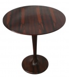Mesa tulipa construída em madeira jacarandá com tampo circular. Medidas: Alt. 70 x 68 cm