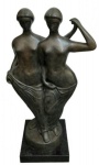 ALFREDO CESCHIATTI - Grupo Escultórico representando "Gêmeas" em bronze patinado, base de mármore preto, peça assinada e com selo da Fundição Zani. (Grupo escultórico não  possui certificado de autenticidade).  Medidas:  Totais  Alt. 149 X 82 cm, base: 50 x 50 cm.